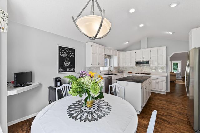 10421 Shelter Grove, Eden Prairie, MN 55347
