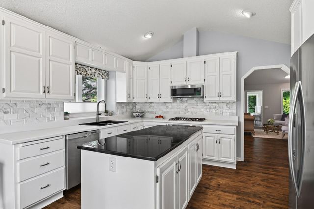 10421 Shelter Grove, Eden Prairie, MN 55347