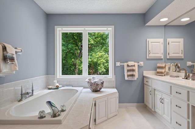 10421 Shelter Grove, Eden Prairie, MN 55347