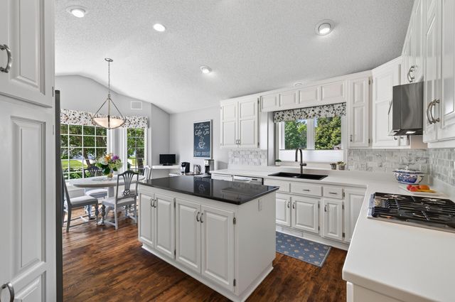 10421 Shelter Grove, Eden Prairie, MN 55347