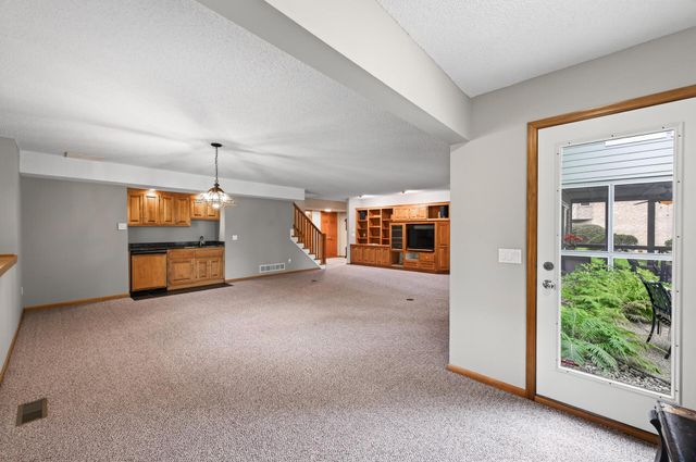 10421 Shelter Grove, Eden Prairie, MN 55347