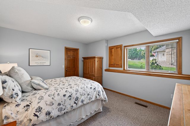 10421 Shelter Grove, Eden Prairie, MN 55347