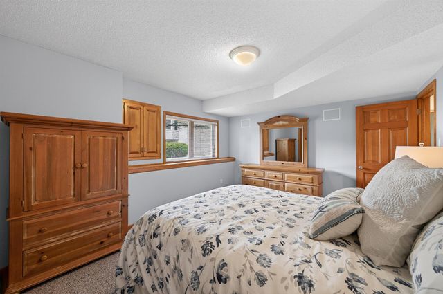 10421 Shelter Grove, Eden Prairie, MN 55347
