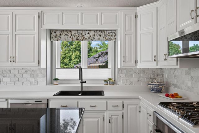 10421 Shelter Grove, Eden Prairie, MN 55347