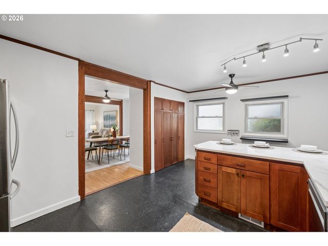 9040 N OSWEGO Ave, Portland, OR 97203