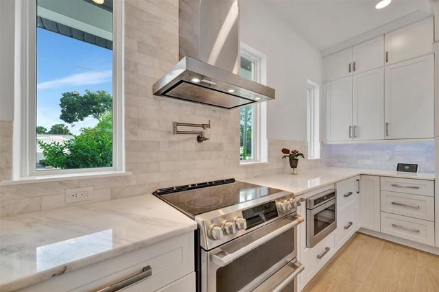 916 HIGHLAND STREET, Sarasota, FL 34234