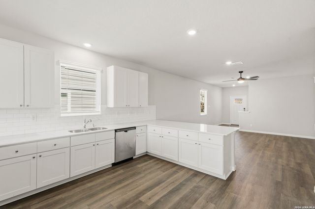 1233 Sweden, Seguin, TX 78155