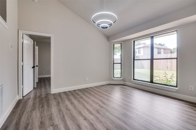 829 Foxridge Drive, Arlington, TX 76017