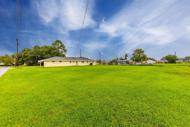 13272 Acorn St, Vacherie, LA 70090