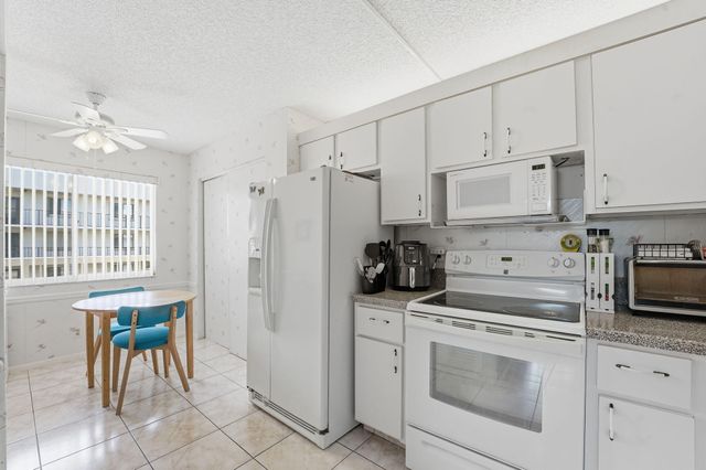 3146 Via Poinciana 307, Lake Worth, FL 33467