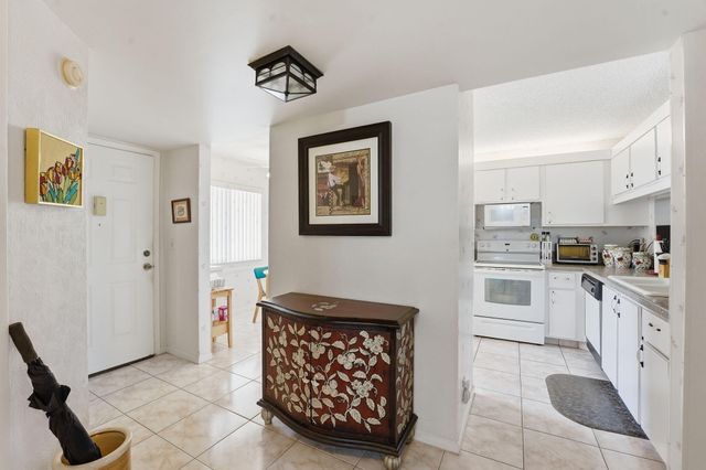 3146 Via Poinciana 307, Lake Worth, FL 33467