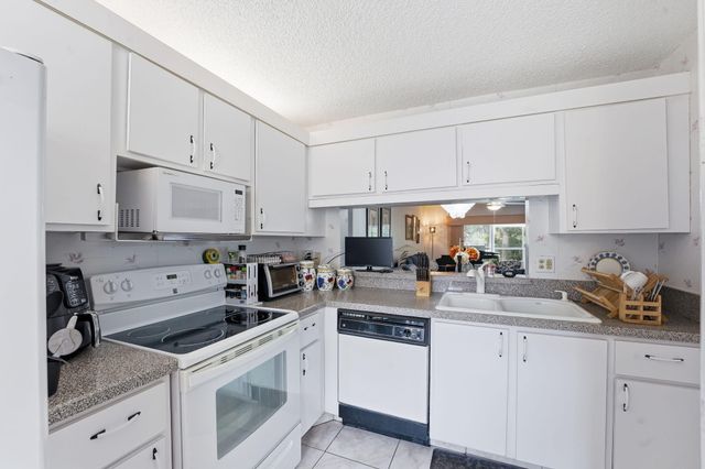 3146 Via Poinciana 307, Lake Worth, FL 33467