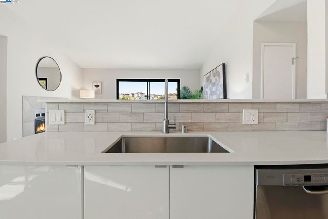 160 Schooner Ct, Richmond, CA 94804