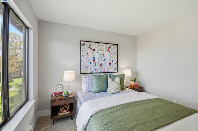 160 Schooner Ct, Richmond, CA 94804