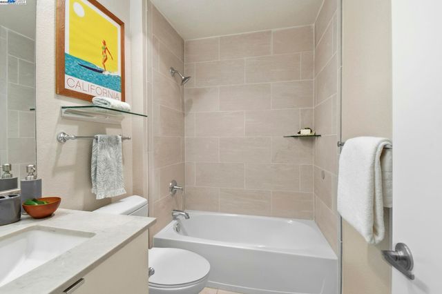 160 Schooner Ct, Richmond, CA 94804