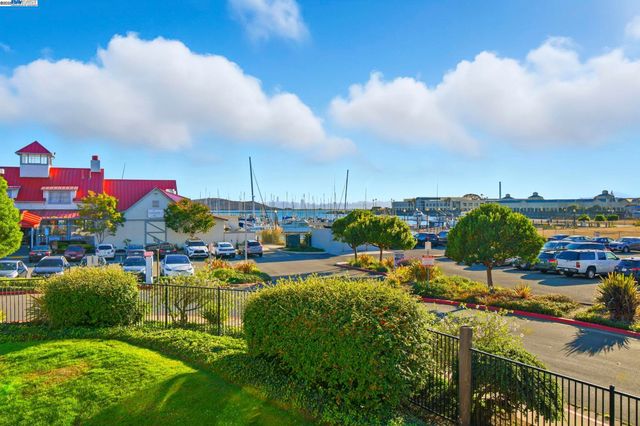 160 Schooner Ct, Richmond, CA 94804