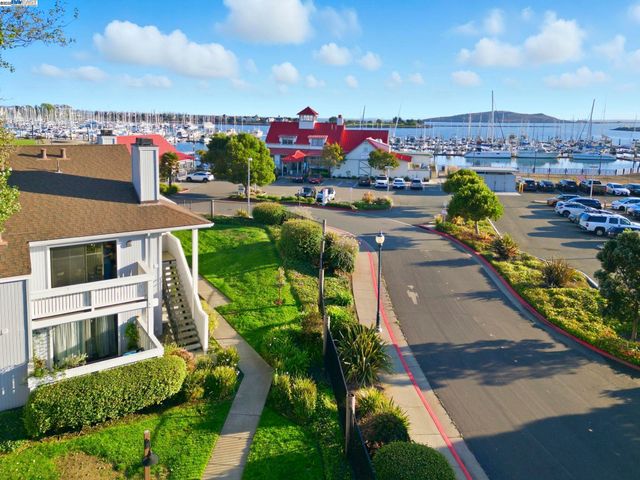 160 Schooner Ct, Richmond, CA 94804