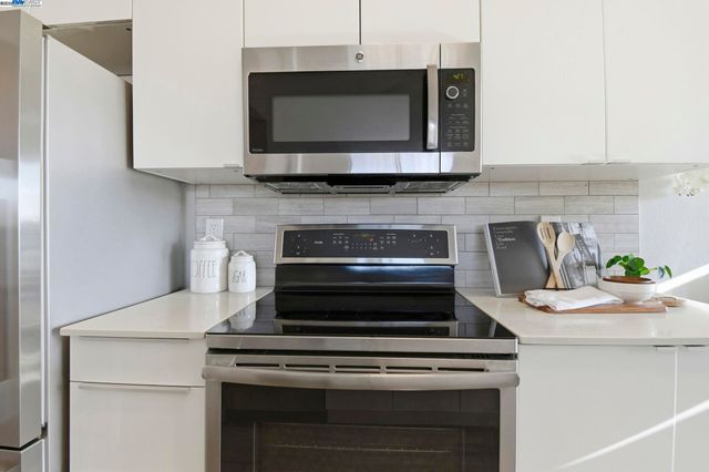 160 Schooner Ct, Richmond, CA 94804