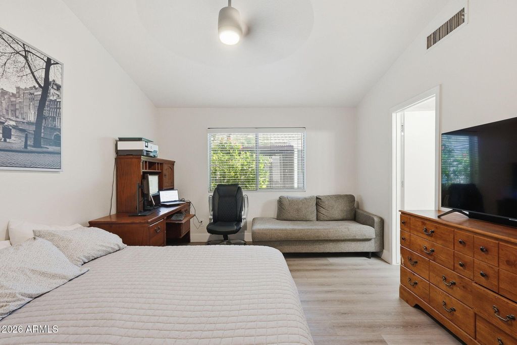 Image 5 of property listing at 3607 W FIREHAWK Drive, Glendale, AZ 85308