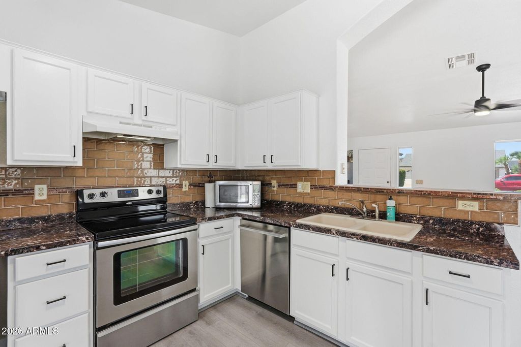 Image 9 of property listing at 3607 W FIREHAWK Drive, Glendale, AZ 85308