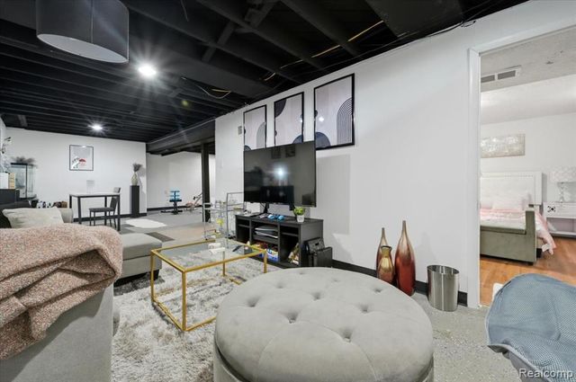 19630 Broadacres Street, Clinton Township, MI 48035