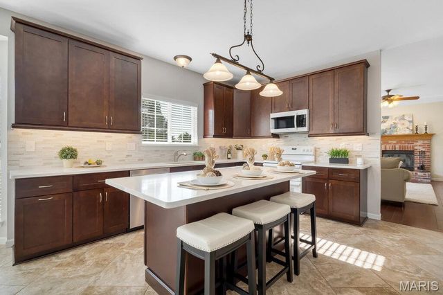 826 Summit Glen Court, Fenton, MO 63026