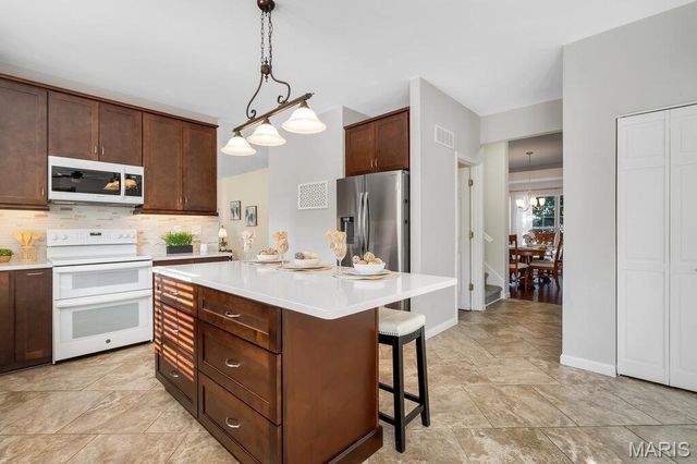 826 Summit Glen Court, Fenton, MO 63026