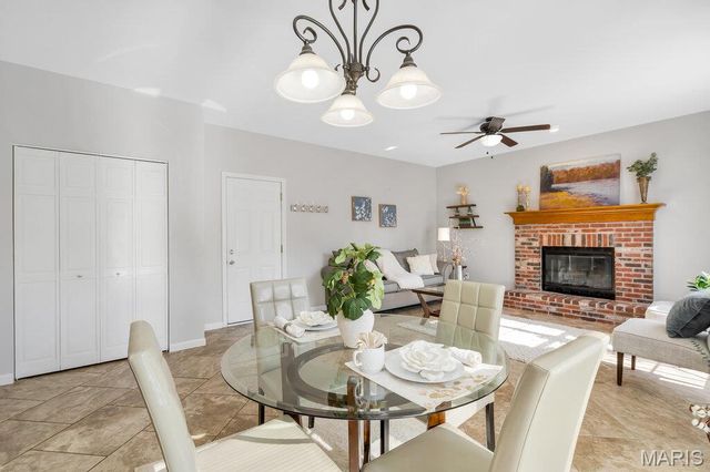 826 Summit Glen Court, Fenton, MO 63026