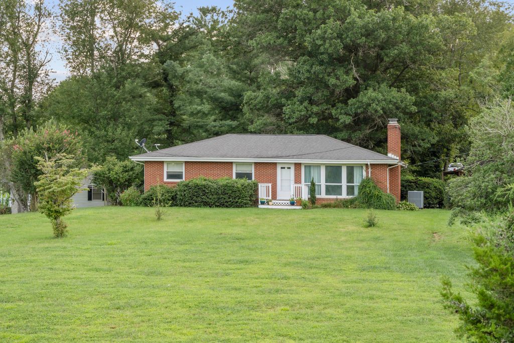 1361 Country Club RD, Troutville, VA 24175