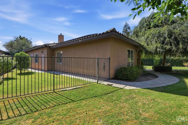 2206 Ribble Valley Drive, Bakersfield, CA 93311