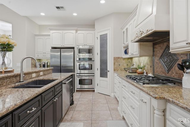 2206 Ribble Valley Drive, Bakersfield, CA 93311