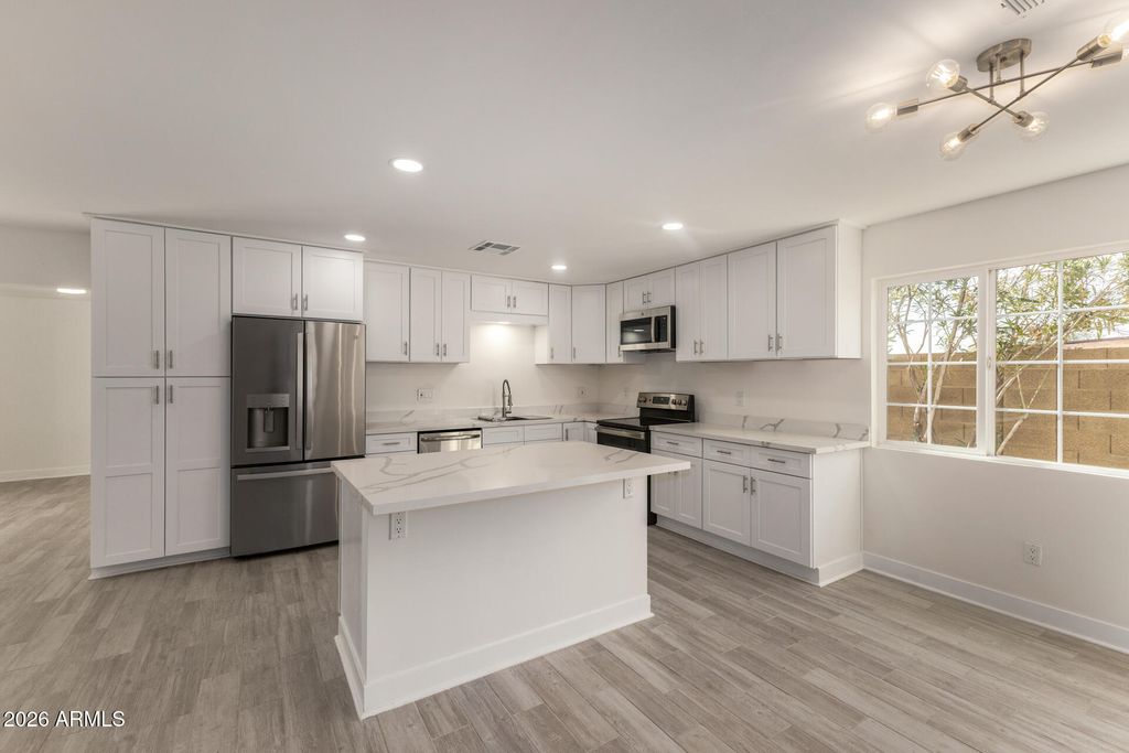 7103 W VOGEL Avenue, Peoria, AZ 85345