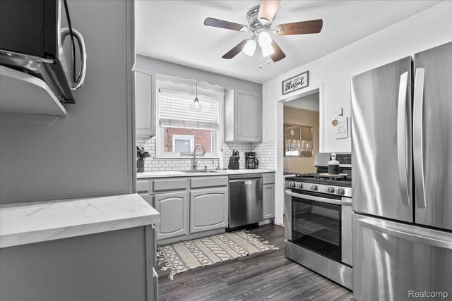 9825 Carter Avenue, Allen Park, MI 48101