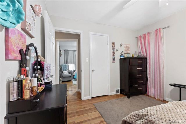 9825 Carter Avenue, Allen Park, MI 48101