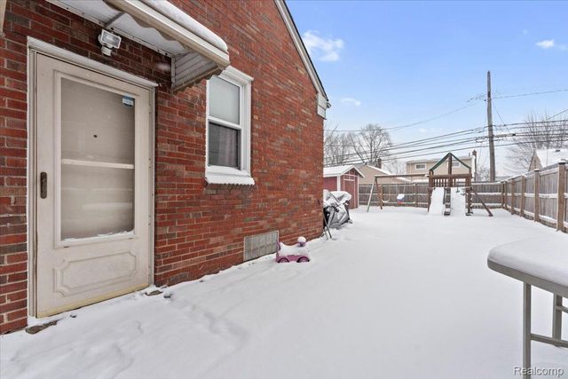 9825 Carter Avenue, Allen Park, MI 48101