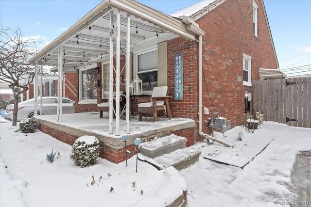 9825 Carter Avenue, Allen Park, MI 48101