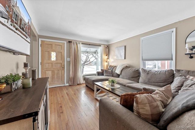 9825 Carter Avenue, Allen Park, MI 48101