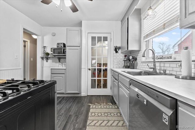 9825 Carter Avenue, Allen Park, MI 48101