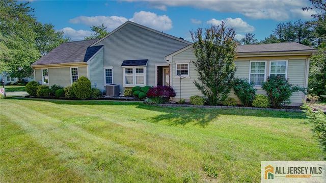 23 Bedfordshire Drive, Monroe, NJ 08831
