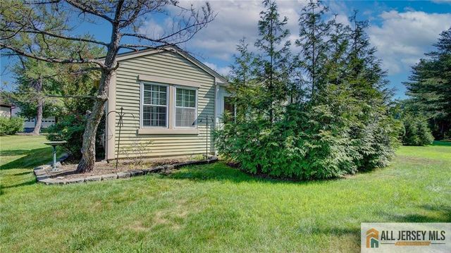 23 Bedfordshire Drive, Monroe, NJ 08831