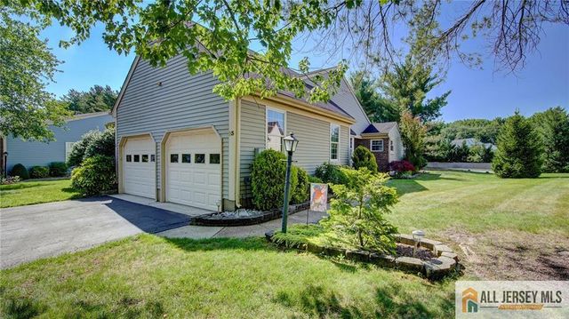 23 Bedfordshire Drive, Monroe, NJ 08831