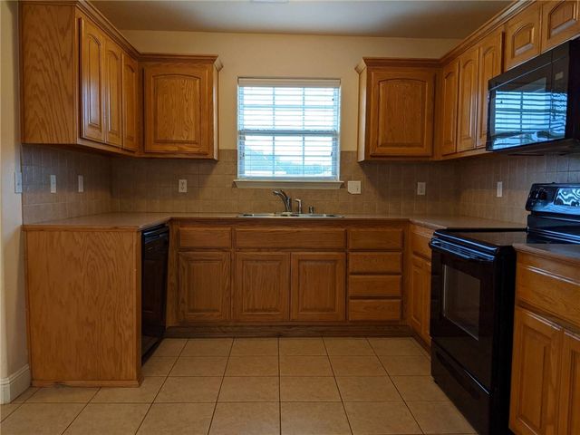 560 Dogwood Street, Centerton, AR 72719