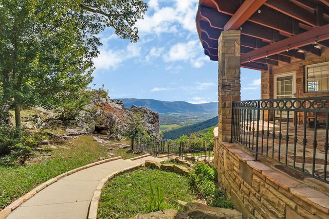 221 Wind Song Trl, Crossville, TN 38555