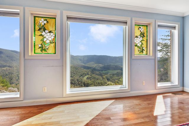 221 Wind Song Trl, Crossville, TN 38555