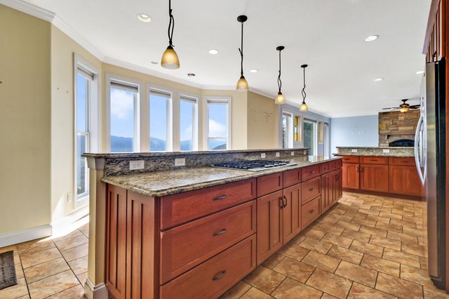 221 Wind Song Trl, Crossville, TN 38555