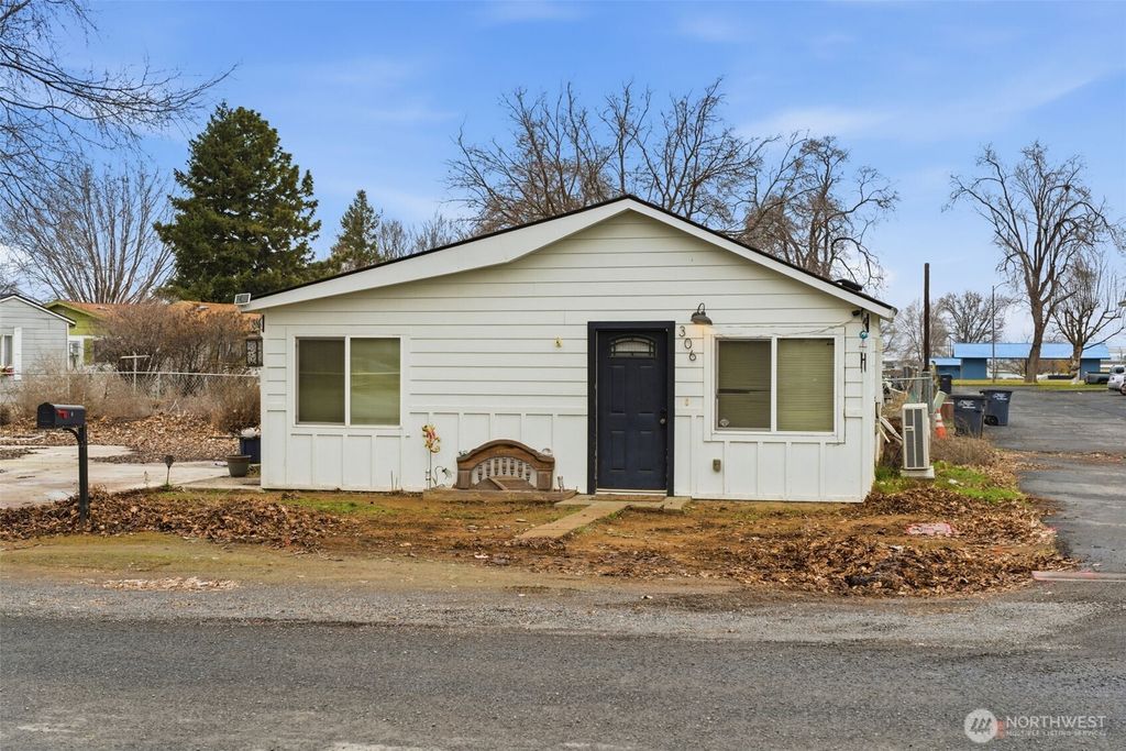 306 E 5th Avenue, Warden, WA 98857