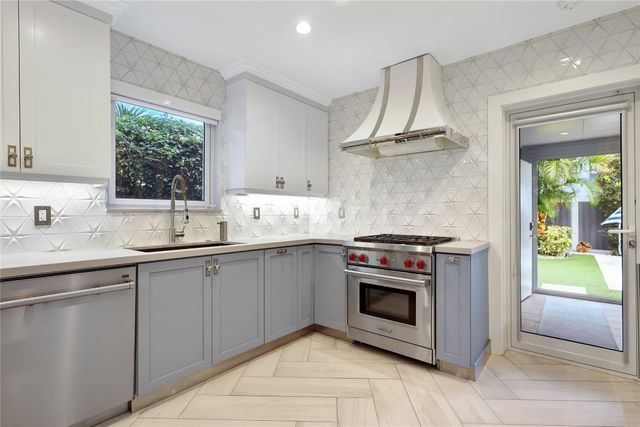 390 NE 10th Avenue, Fort Lauderdale, FL 33301