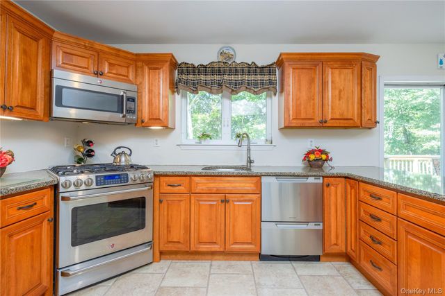 11 Rakentine Lane, Garnerville, NY 10923