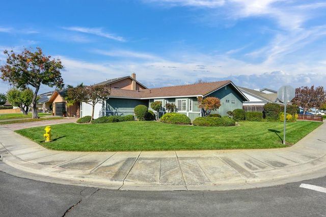 699 Nancy Dr, Ripon, CA 95366