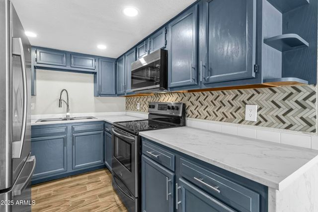 1828 W TUCKEY Lane 13, Phoenix, AZ 85015